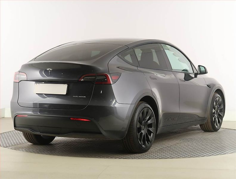 Tesla Model Y (2022) Long Range AWD 79kWh, SoH 89% - fotka 5 z 33