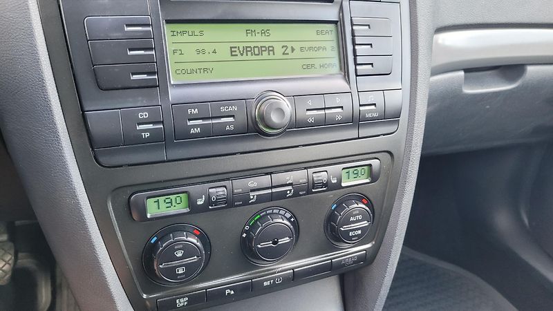 Škoda Octavia 1,6 FSI 85 KW ELEGANCE - fotka 20 z 23