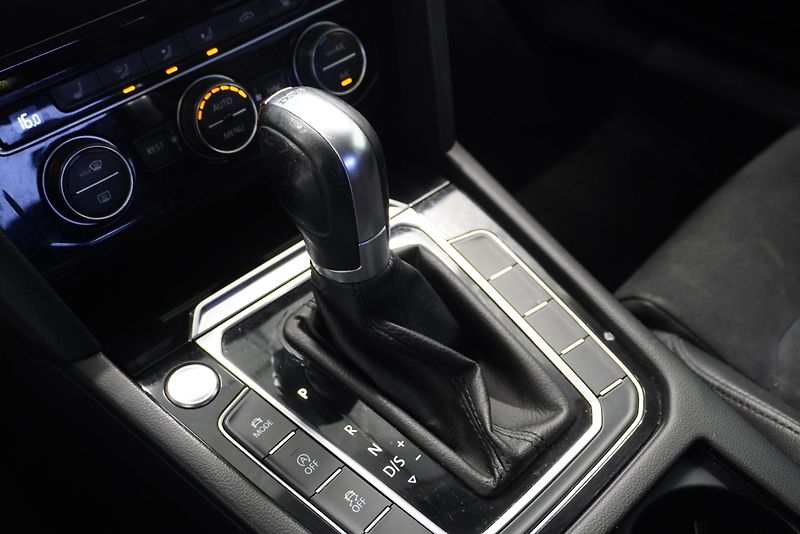 Volkswagen Passat 2,0 TSI 162kW DIGITAL, AUTOMAT - fotka 15 z 28