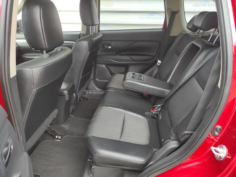 Mitsubishi Outlander 2.2D 110kW 6 st. MAN 4X4 7Míst - fotka 13 z 44