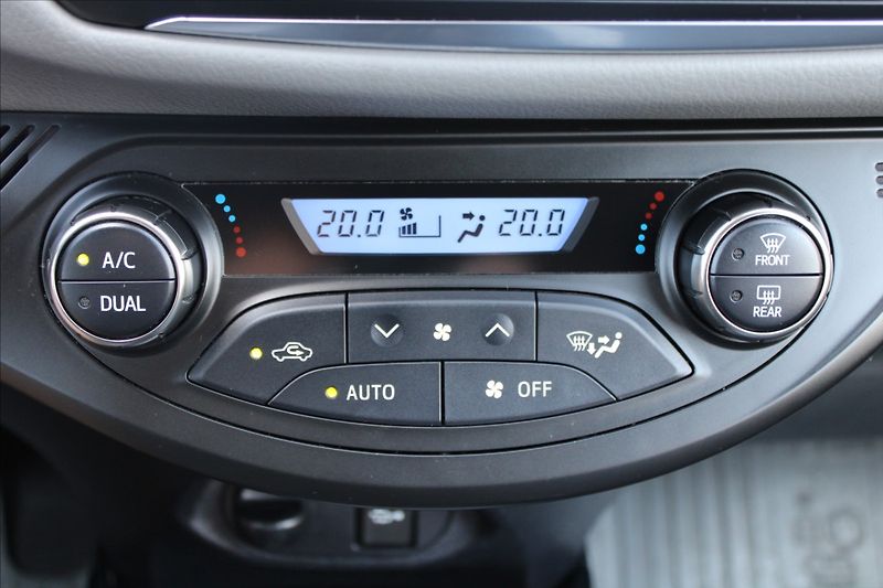 Toyota Yaris 1,5 HYBRID  ČR,A/T,SELECTION - fotka 14 z 31