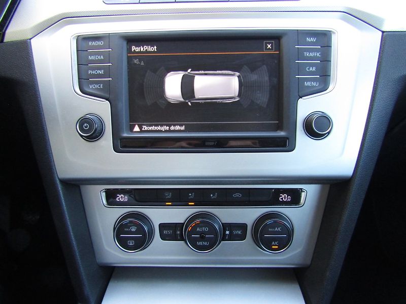 Volkswagen Passat (2015) 2.0 TDI 110kW NOVÉ ROZVODY - fotka 36 z 40