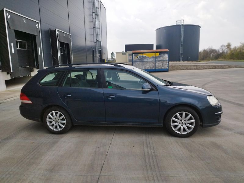 Volkswagen Golf (2010) V,1.6i,volat-608 081 843 - fotka 3 z 14