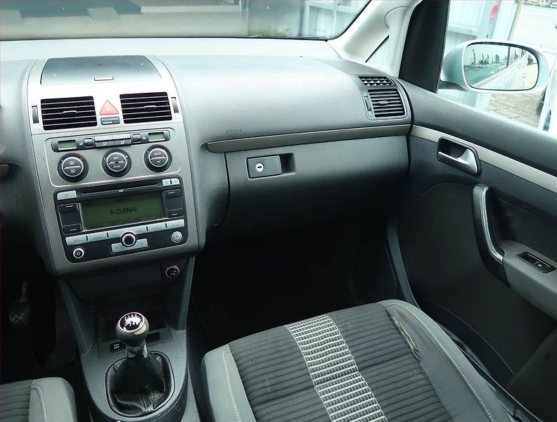 Volkswagen Touran (2007) 1.9 TDI, 7 míst, po STK, Tažné - fotka 8 z 17