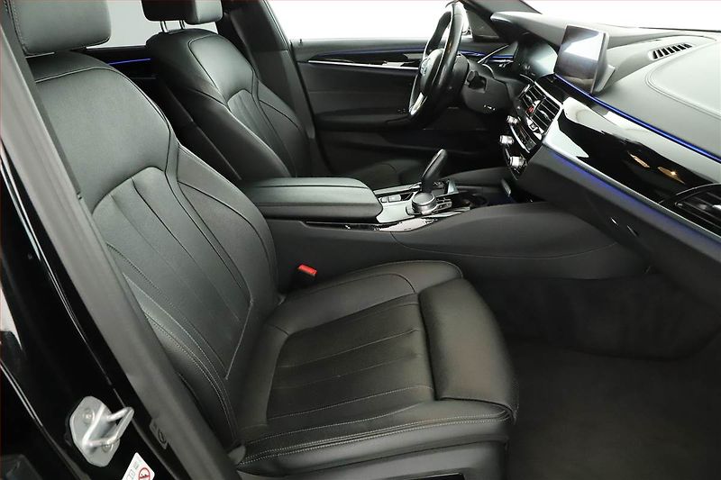 BMW Řada 5 (2018) Luxury Line 530d - fotka 7 z 20