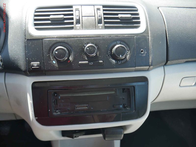 Škoda Fabia (2008) 1.2HTP, ČR, Ambiente, TZ - fotka 11 z 13