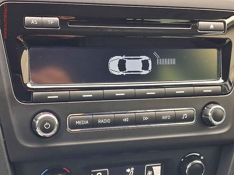 Škoda Rapid (2014) 1.6 TDi, Elegance, xenon - fotka 16 z 17
