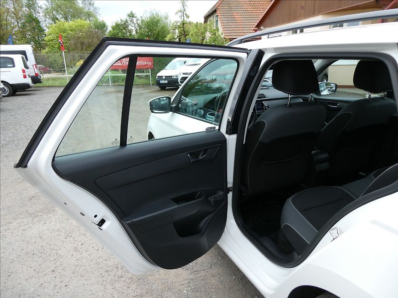Škoda Fabia 1,0 TSi 81kW 2xkola,DPH,servis - fotka 23 z 43