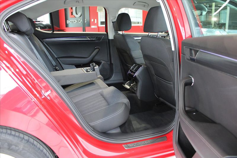 Škoda Superb 2.0 TDi DSG Style - fotka 23 z 28