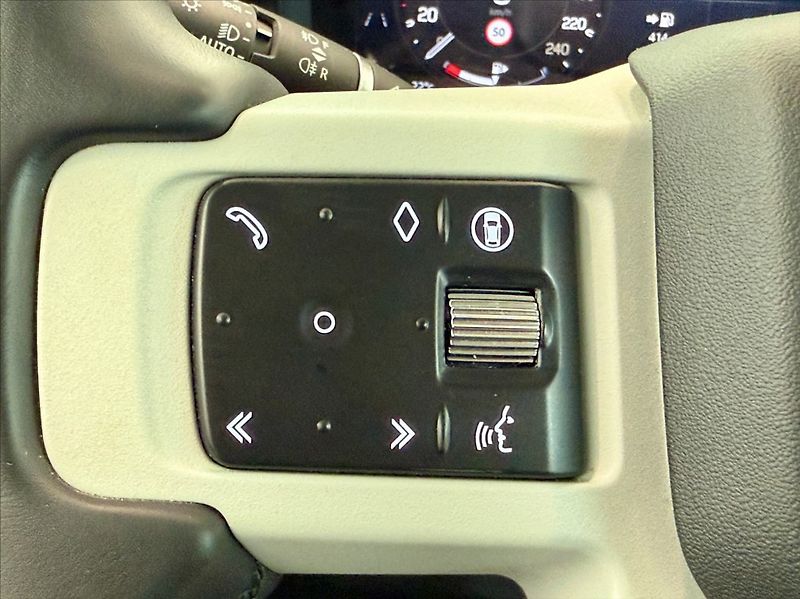 Land Rover Defender 3,0 110 SE D200 - fotka 22 z 27