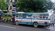 Myanmar (dříve Barma) a její pravostranný provoz s vozidly, jejichž velká část má dodnes neprakticky volant stále na pravé straně.