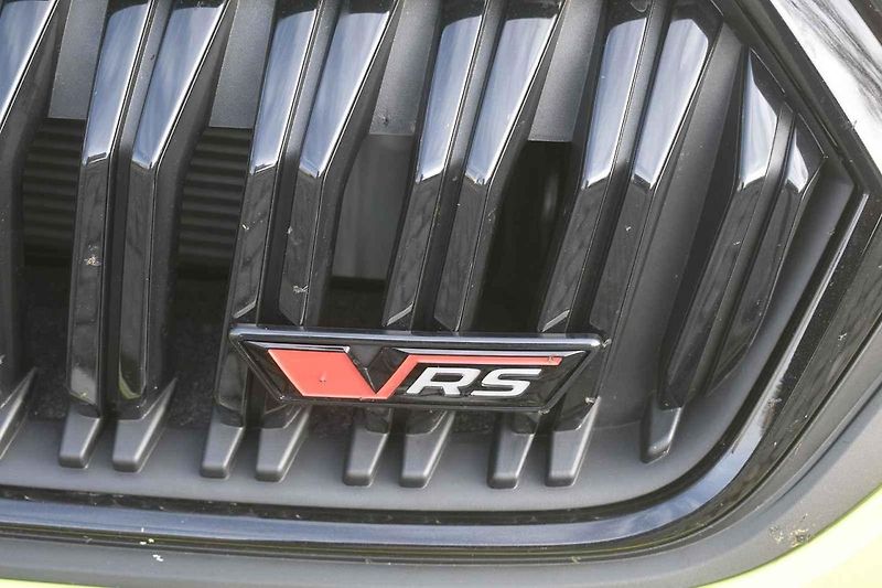 Auto si skvěle rozumí s táhlými zatáčkami