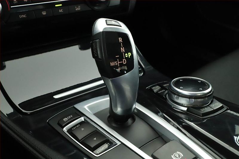 BMW Řada 5 (2014) 520d, Automat, Kůže, Tempomat - fotka 14 z 20