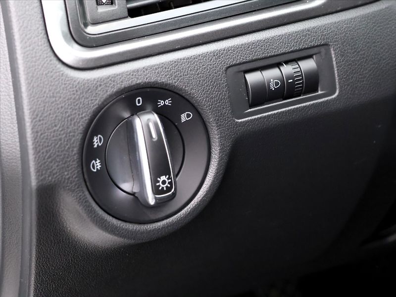 Škoda Rapid 1,2 TSI Drive Xenon 1.Maj. - fotka 13 z 32