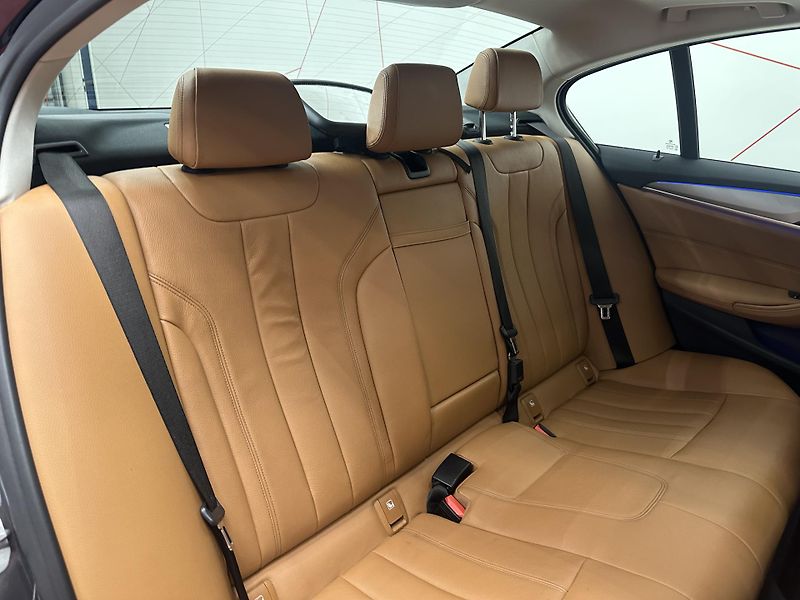 BMW Řada 5 (2018) 530d xDrive*HUD*PANO*KEYLESS - fotka 13 z 20