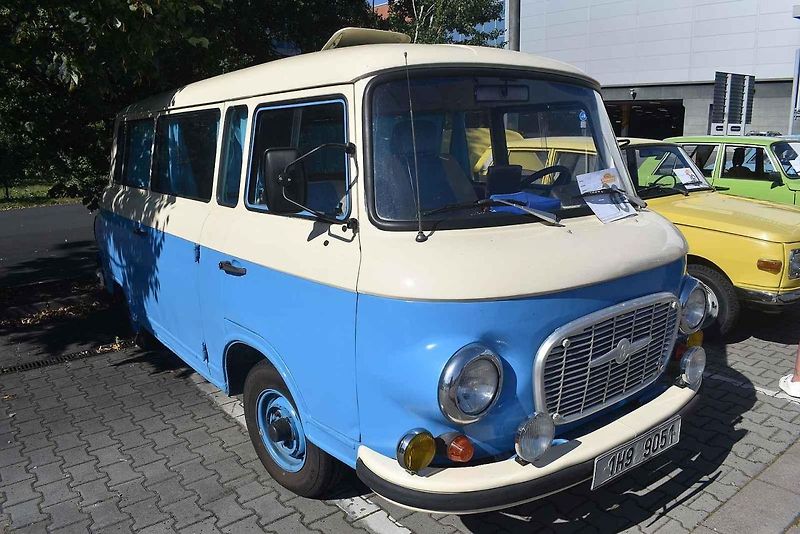 Tři desítky „chlouby“ východoněmeckého automobilového průmyslu si dalo sraz v Hradci Králové.