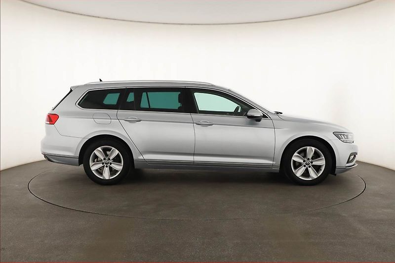 Volkswagen Passat (2023) Elegance 2.0 TDI - fotka 6 z 20