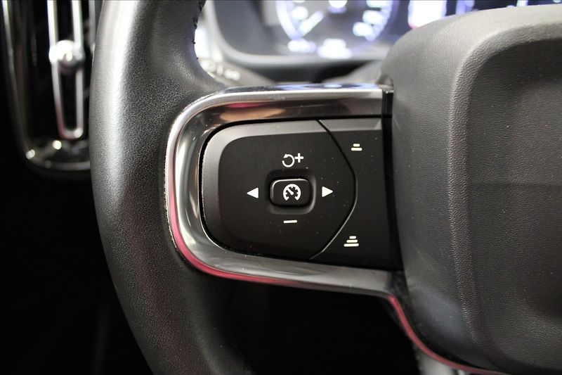 Volvo XC40 2,0 T5 182KW AWD zánovní - fotka 17 z 34