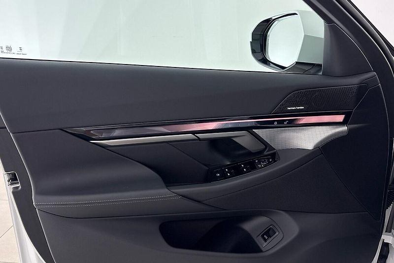BMW Řada 5 540d xDrive Touring - fotka 16 z 25