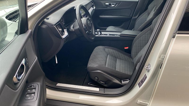 Volvo V60 Cross Country Pro, B4 AWD, 145 - fotka 8 z 29