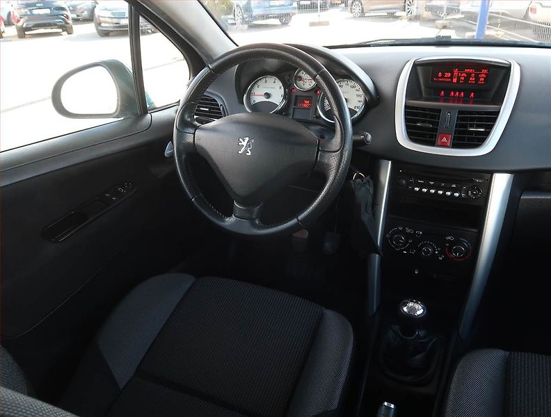Peugeot 207 (2011) 1.4, nová STK, zamluveno - fotka 7 z 16