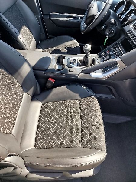 Peugeot 3008 ALLURE 2.0HDi 150 MAN6 - fotka 12 z 31