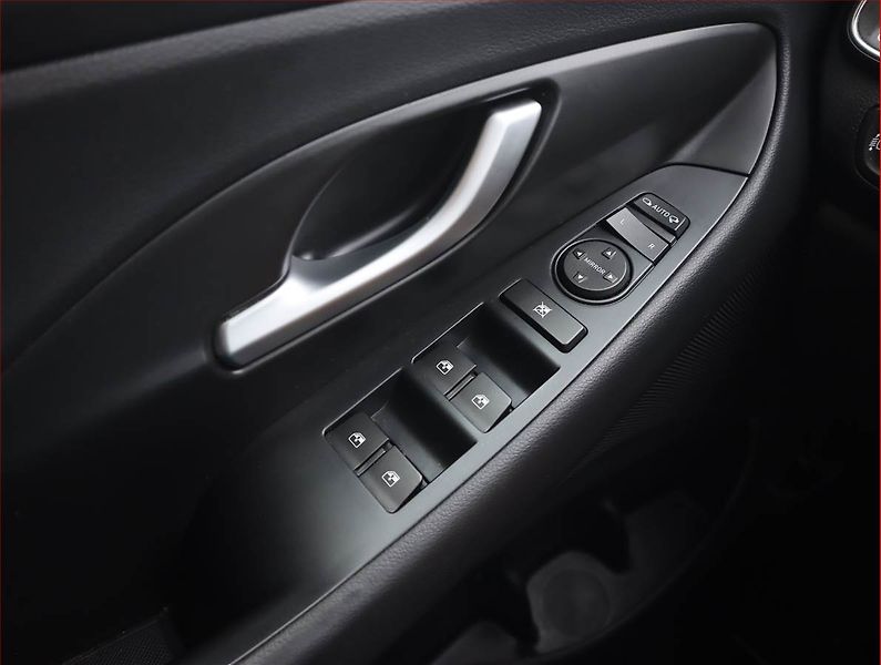 Hyundai i30 (2018) 1.4 T-GDI, Automat, Serv.kniha - fotka 18 z 20