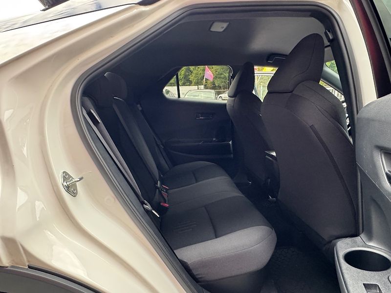 Toyota C-HR (2025) 1.8 Hybrid 140k Executive - fotka 13 z 32