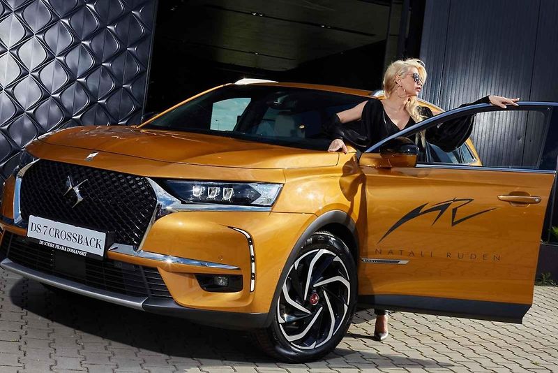 Natali Ruden ve svém inspirativním voze DS7 Crossback