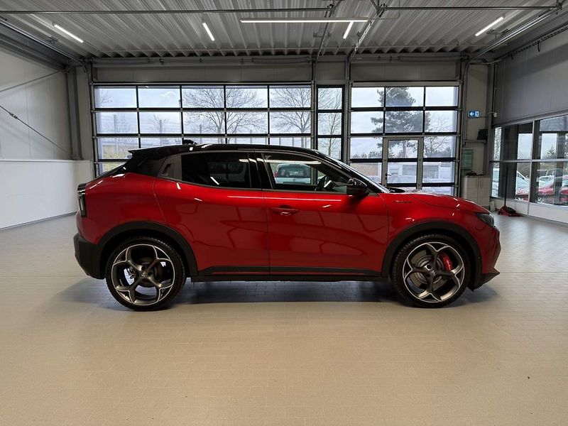 Alfa Romeo Junior (2024) Veloce 280 Elettrica 54 kWh - fotka 6 z 14