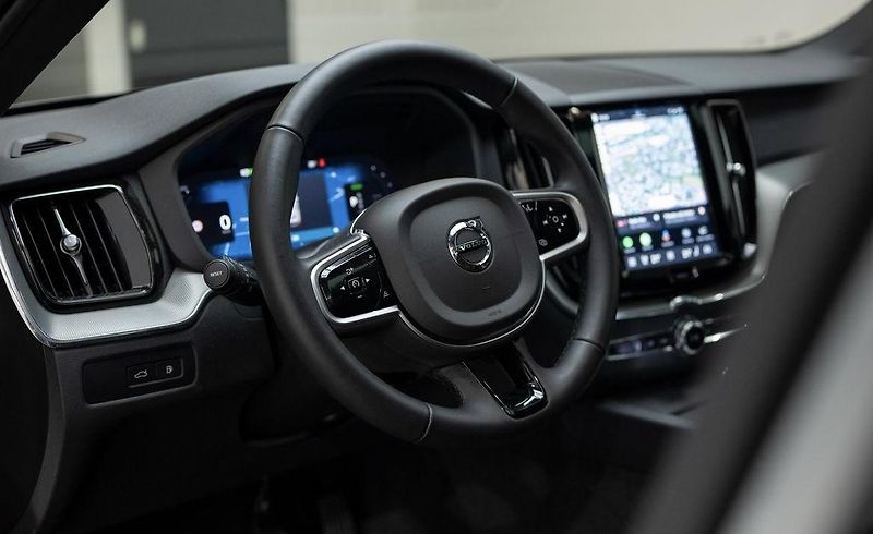 Volvo XC60 (2025) Plug-in hybrid PLUS DARK - fotka 9 z 26