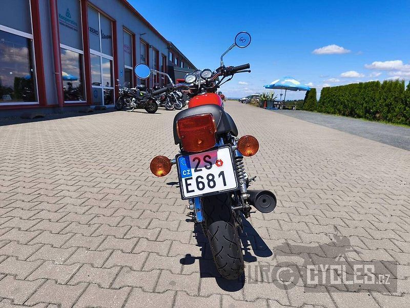 Suzuki GN 250 (1993) - fotka 8 z 10