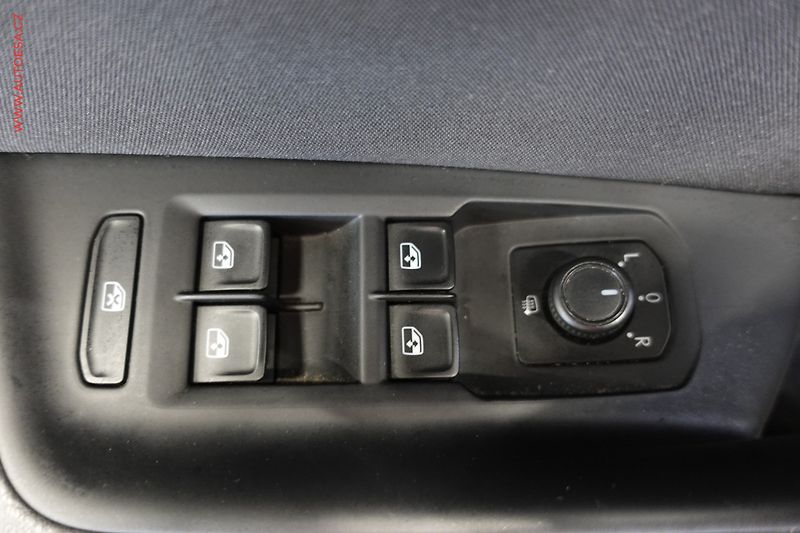 Volkswagen Passat (2019) 2.0 TDi, DSG, LED, kamera - fotka 14 z 24