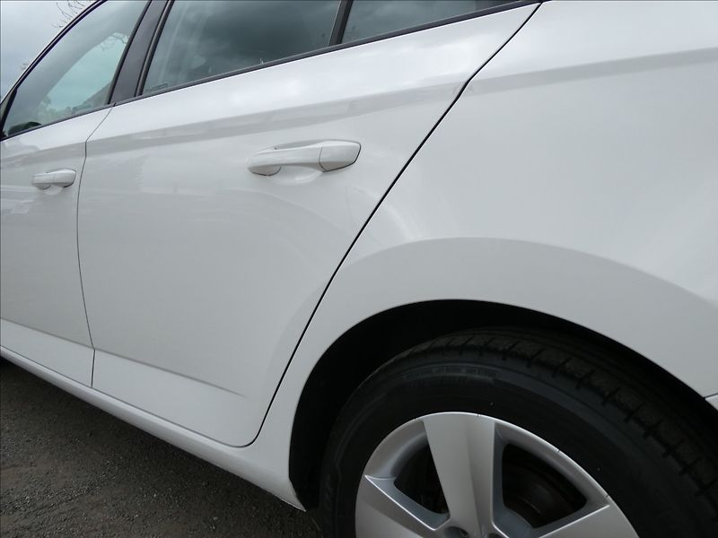 Škoda Fabia 1,0 TSi 81kW 2xkola,DPH,servis - fotka 16 z 43