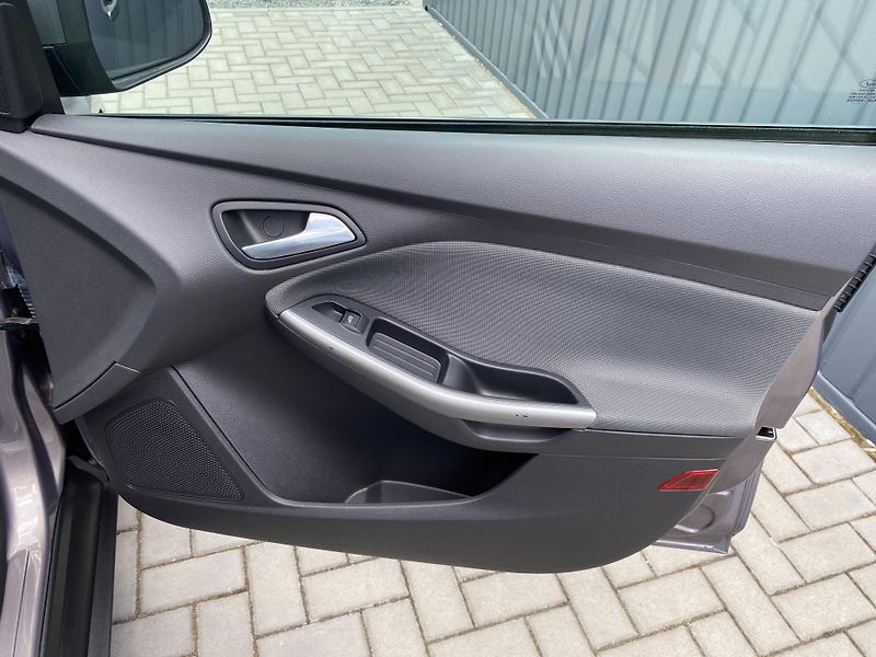 Ford Focus 1.6i 77kW - KLIMA - 118 000KM - fotka 34 z 39