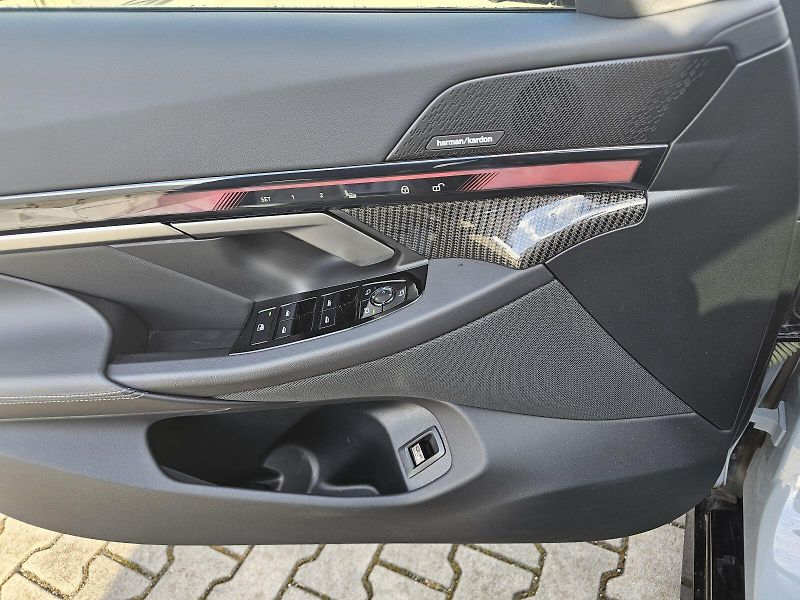 BMW Řada 5 520d xDrive Touring M Sport - fotka 10 z 23