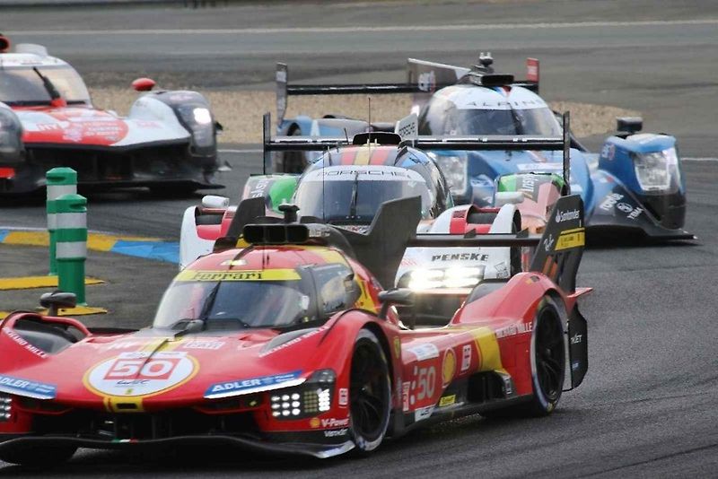 Zážitek na celý život si z jubilejního závodu 24 hodin Le Mans odvezli automodeláři z Mostu. Malé a velké Porsche podruhé.
