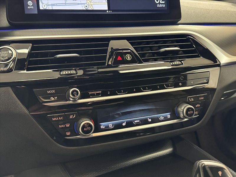 BMW Řada 5 M550i xDRIVE LASER HUD - fotka 13 z 31