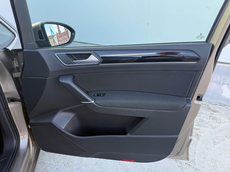 Volkswagen Touran (2017) 1.4 TSI 7 míst, ser.knížka - fotka 18 z 38