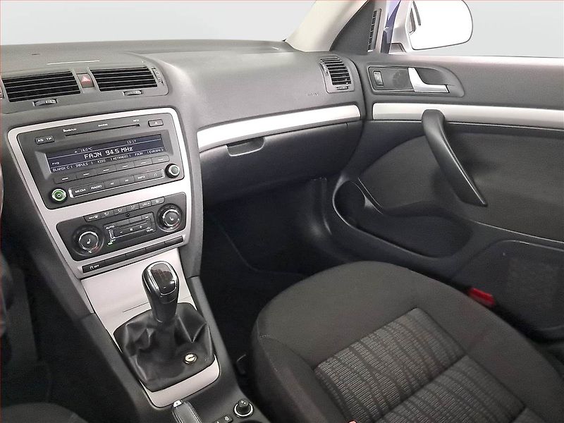 Škoda Octavia (2011) Elegance 1.9 TDI, Tempomat - fotka 8 z 20