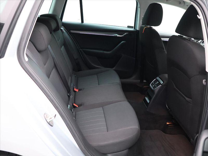 Škoda Octavia 2,0 TDI Style LED Kessy CZ - fotka 11 z 26