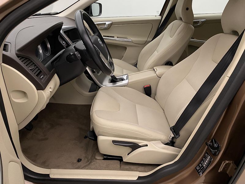 Volvo XC60 D4 AWD MOMENTUM CZ - fotka 3 z 45