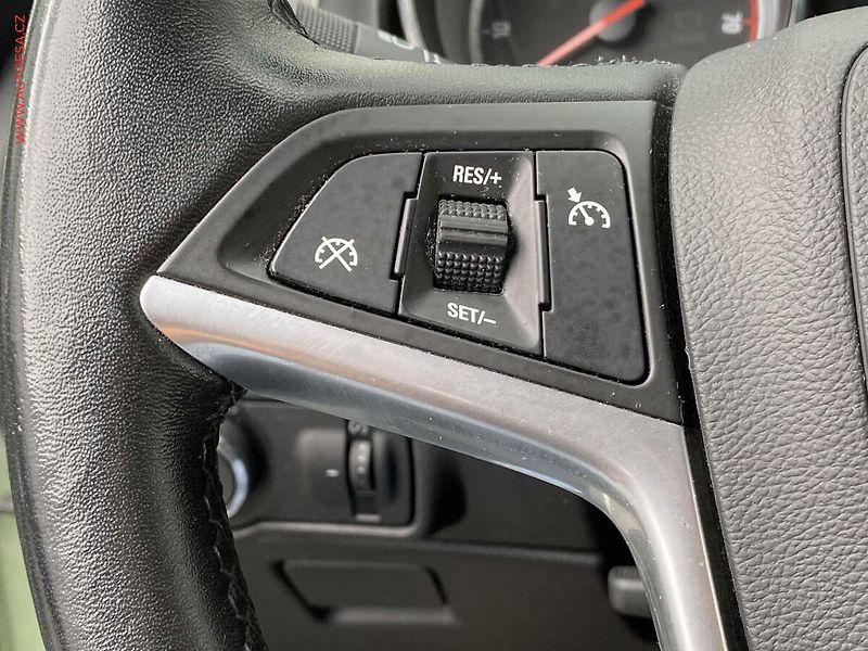Opel Astra (2011) 1.6i, AC, xenon, navi - fotka 13 z 19