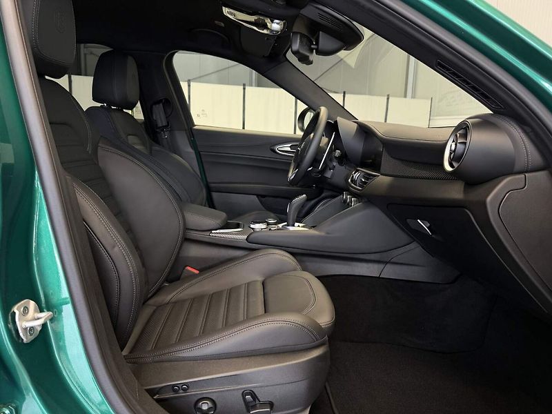 Alfa Romeo Giulia (2025) Quadrifoglio 2.9 V6 BiTurbo 52 - fotka 18 z 21