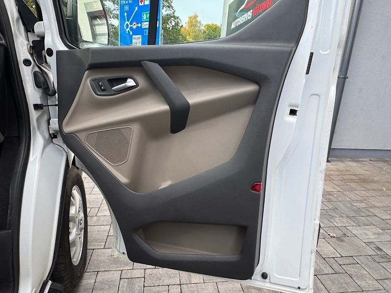 Ford Tourneo Custom (2013) 2.2 TDCi Trend, 8míst - fotka 12 z 30