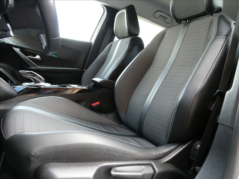 Peugeot 2008 1,2 PureTech 96kW AT8, ALLURE - fotka 33 z 49
