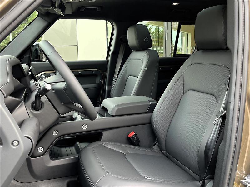 Land Rover Defender (2026) 110 D250 X-DYNAMIC SE - fotka 11 z 24