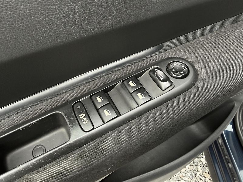 Peugeot 3008 1,6i Panorama Automat ČR - fotka 17 z 34