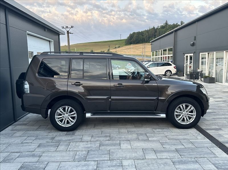 Mitsubishi Pajero 3,2 DI-D 190PS  Instyle-7 4x4 - fotka 6 z 54