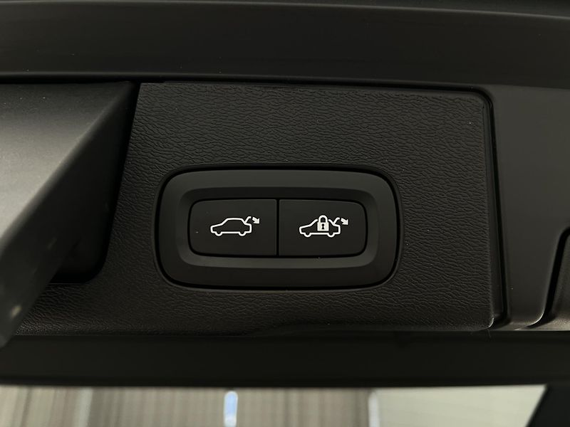 Volvo XC60 B5 AWD ULTIMATE DARK AUT  - fotka 45 z 47